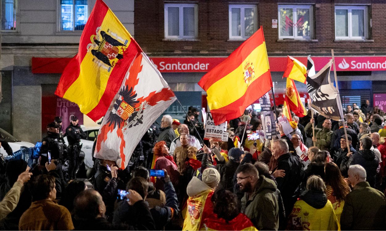 Decenas de personas protestan contra el presidente del Gobierno, Pedro Sánchez, en la calle Ferraz, a 21 de noviembre de 2024, en Madrid (España). EP