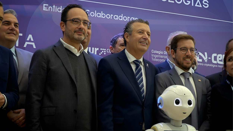 El presidente de la Diputación y el secretario de Estado de Telecomunicaciones en la 'XI Feria de Innovación y Nuevas Tecnologías' El presidente de la Diputación y el secretario de Estado de Telecomunicaciones en la 'XI Feria de Innovación y Nuevas Tecnologías'
