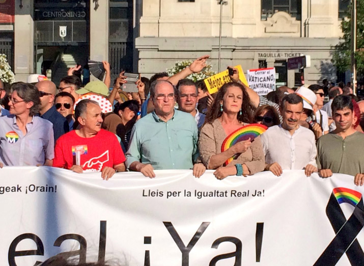 La diputada del PSM y activista de los derechos LGTB Carla Antonelli, junto a Ángel Gabilondo en la manifestación del Orgullo Gay en Madrid.