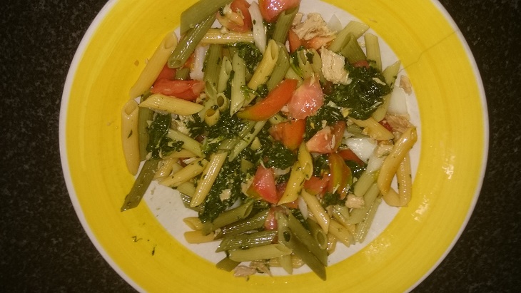 Ensalada de pasta con tomates cherry y lomo de cerdo al horno con frutos secos