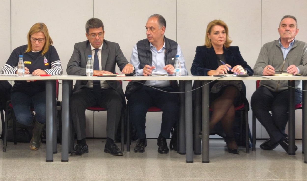 Reunión del CECOPI en la que se pueden ver los calzados de los asistentes