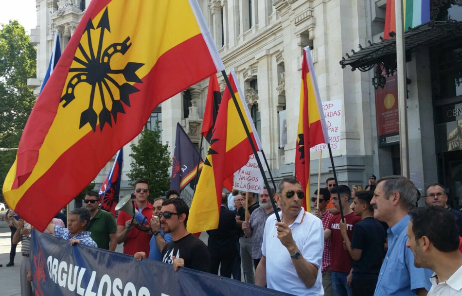 La Falange se manifiesta frente al Ayuntamiento de Madrid en la semana del Orgullo LGTBI 