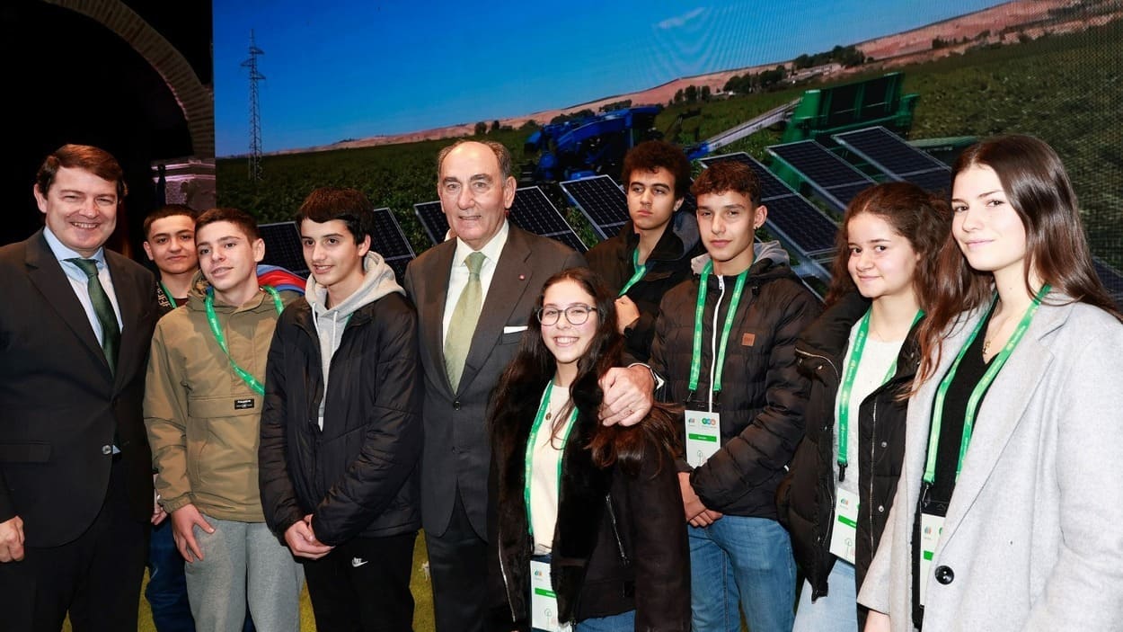 Imagen de los premiados junto al presidente de Iberdrola, Ignacio Galán, y el presidente de la Junta de Castilla y León, Alfonso Fernández Mañueco. Iberdrola.