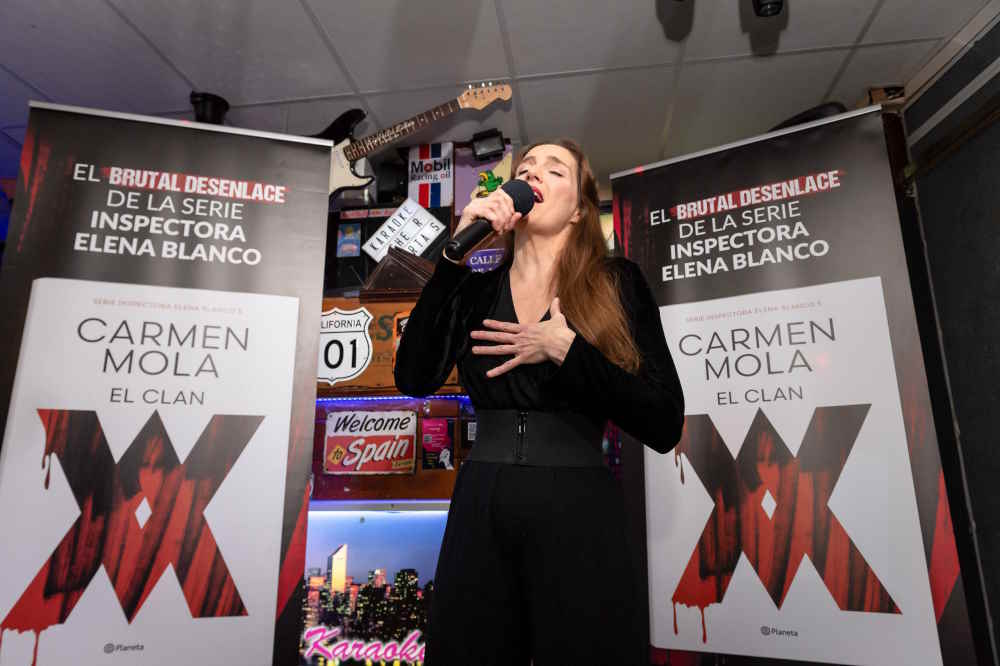 Cantante Dulcinea interpretando 'Il cielo en una stanza' © Javier Ocaña Cantante Dulcinea interpretando 'Il cielo en una stanza' © Javier Ocaña