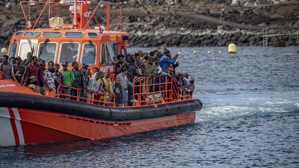 Decenas de migrantes a su llegada al Puerto de la Restinga, a 26 de noviembre de 2024, en El Hierro. EP