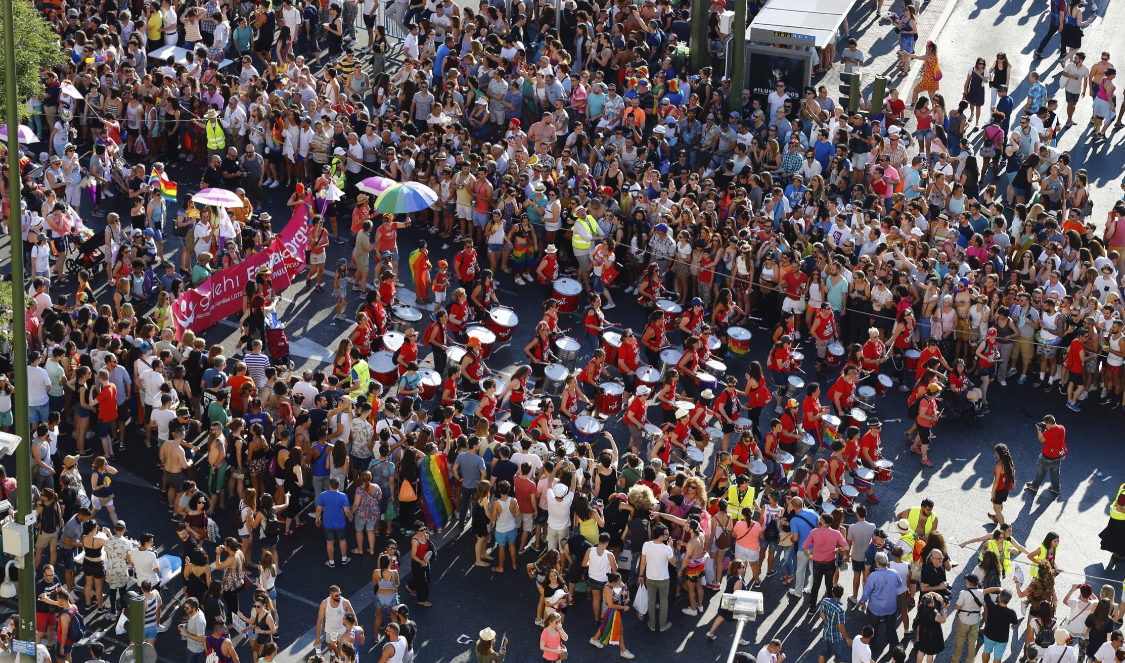 Vista aérea de la manifetación del Orgullo LGTB en Madrid