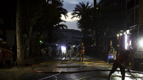 Bomberos colaborando en la limpieza en las calles. Tamara Rozas