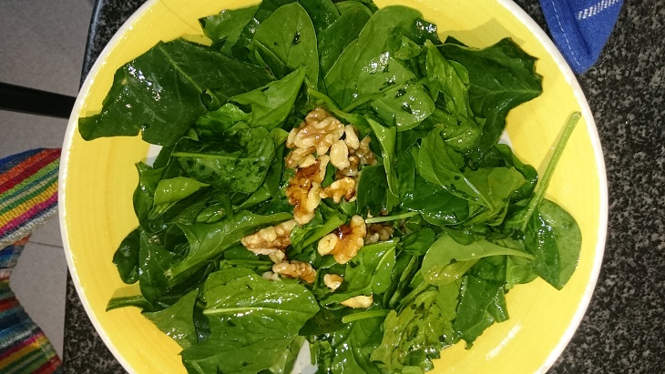 Ensalada de espinacas con bacon crujiente y pochas con langostinos