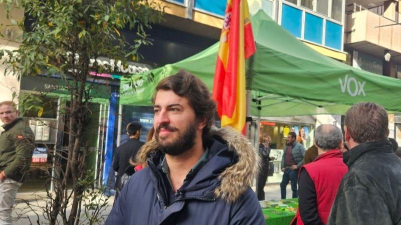 El portavoz de Vox en las Cortes de Castilla y León, Juan García Gallardo, en la mesa informativa que el partido organiza en la calle Santiago de Valladolid.