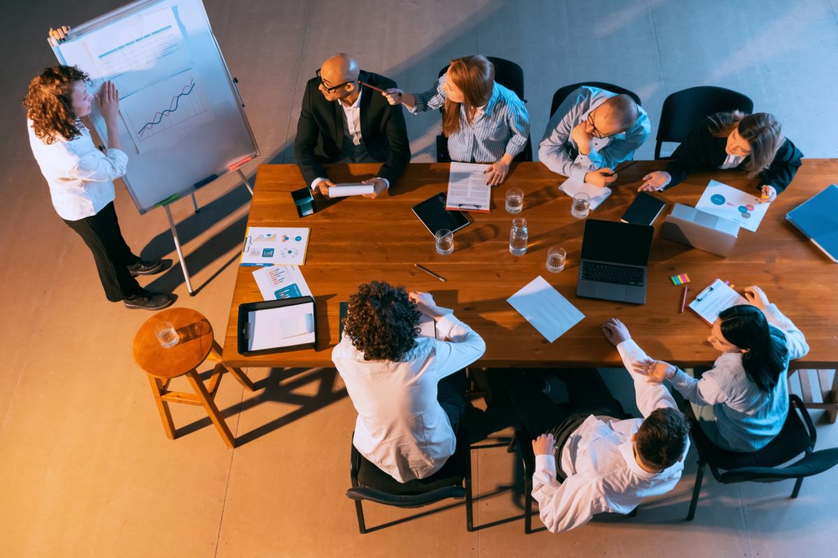 Reunión de trabajo en una empresa. Foto de 123RF. melnyk58