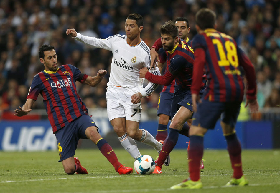 Cristiano Ronaldo contra la defensa del F.C. Barcelona.