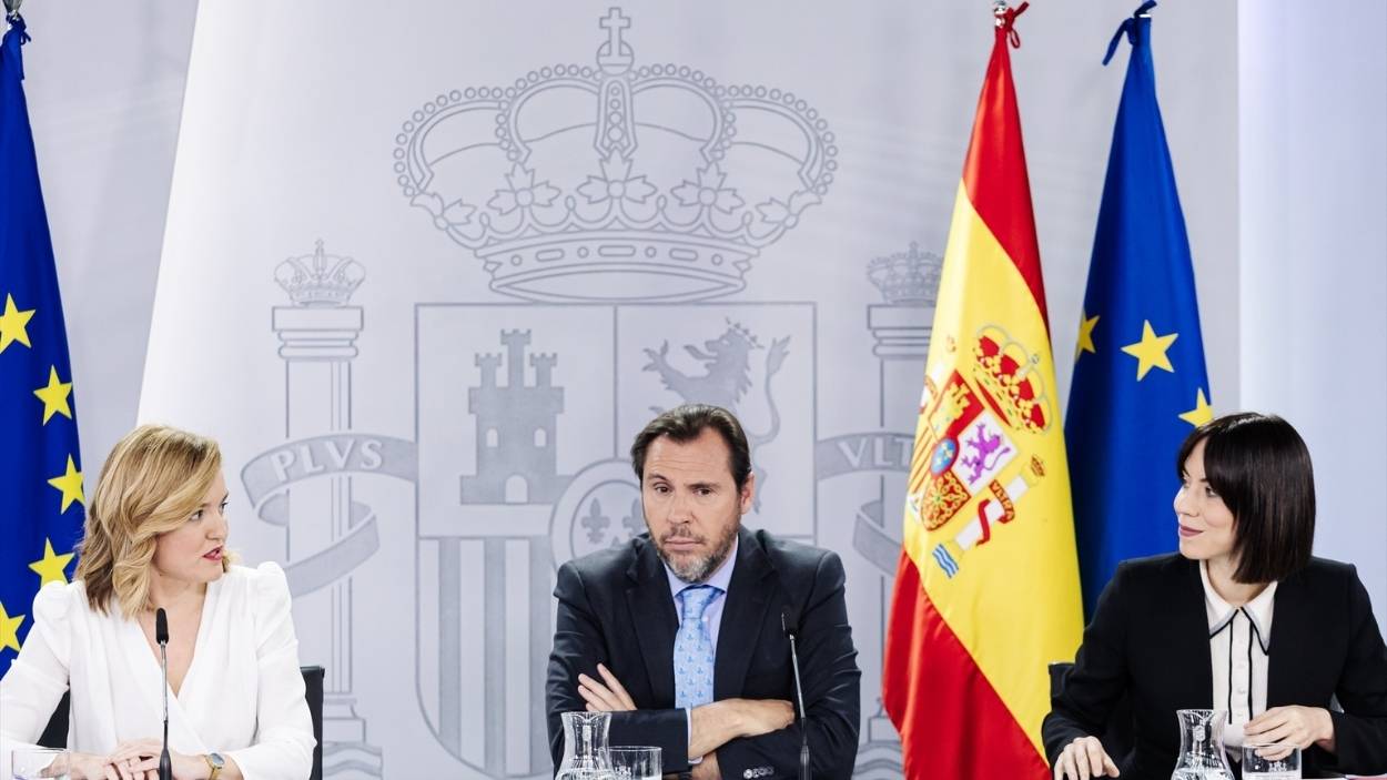 La ministra de Educación y Formación Profesional y Deportes, y portavoz del Gobierno, Pilar Alegría; el ministro de Transportes y Movilidad Sostenible, Óscar Puente, y la ministra de Ciencia, Inno