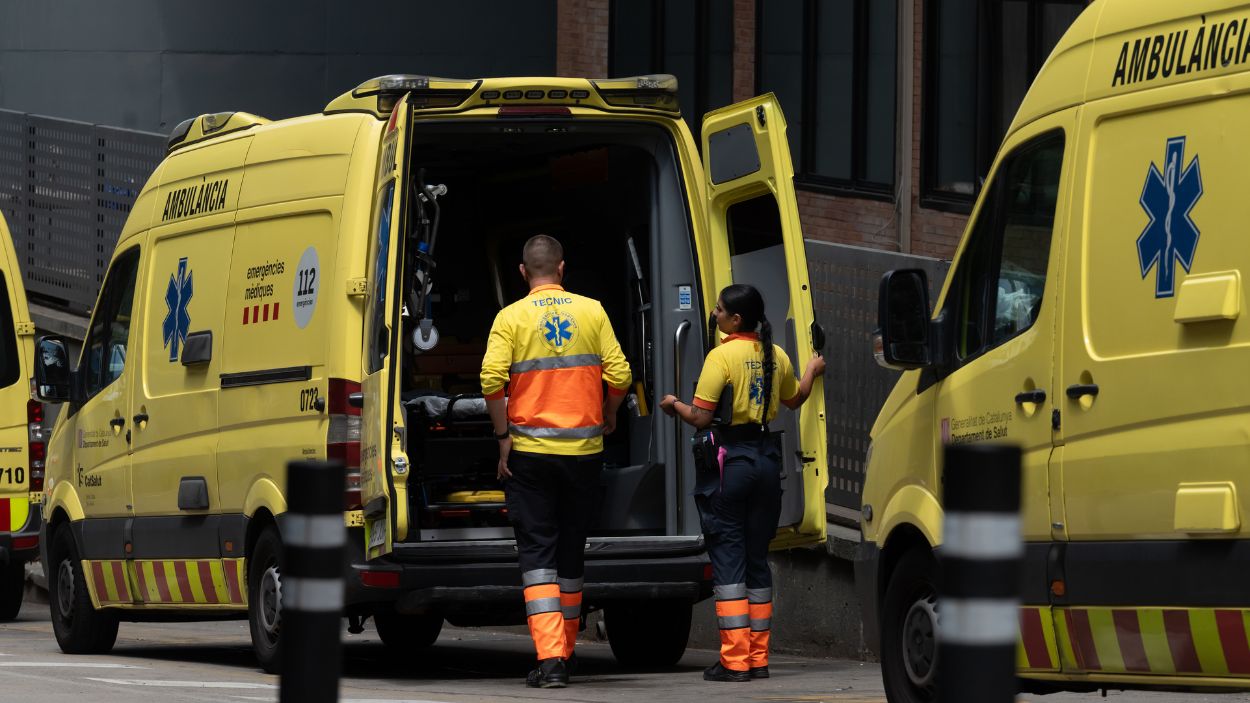 Sanitarios trabajan en una ambulancia en Barcelona. EP. 