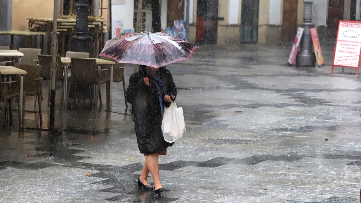Una mujer camina con un paraguas para protegerse de la lluvia. EP/Archivo.