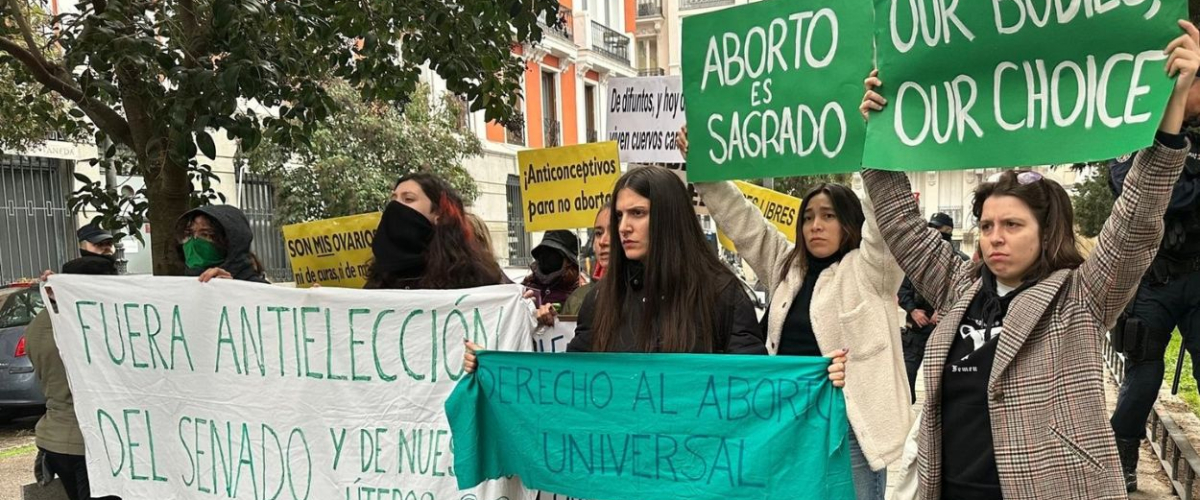 Profesionales de Madrid y Barcelona se unen y desmontan en un manifiesto el negacionismo con el aborto de Vox y Almeida: “No aumenta el suicidio”