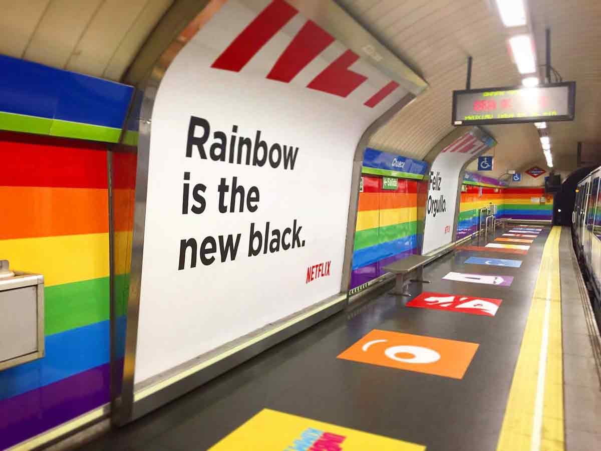 La estación de Chueca, decorada con motivo del Orgullo Gay.