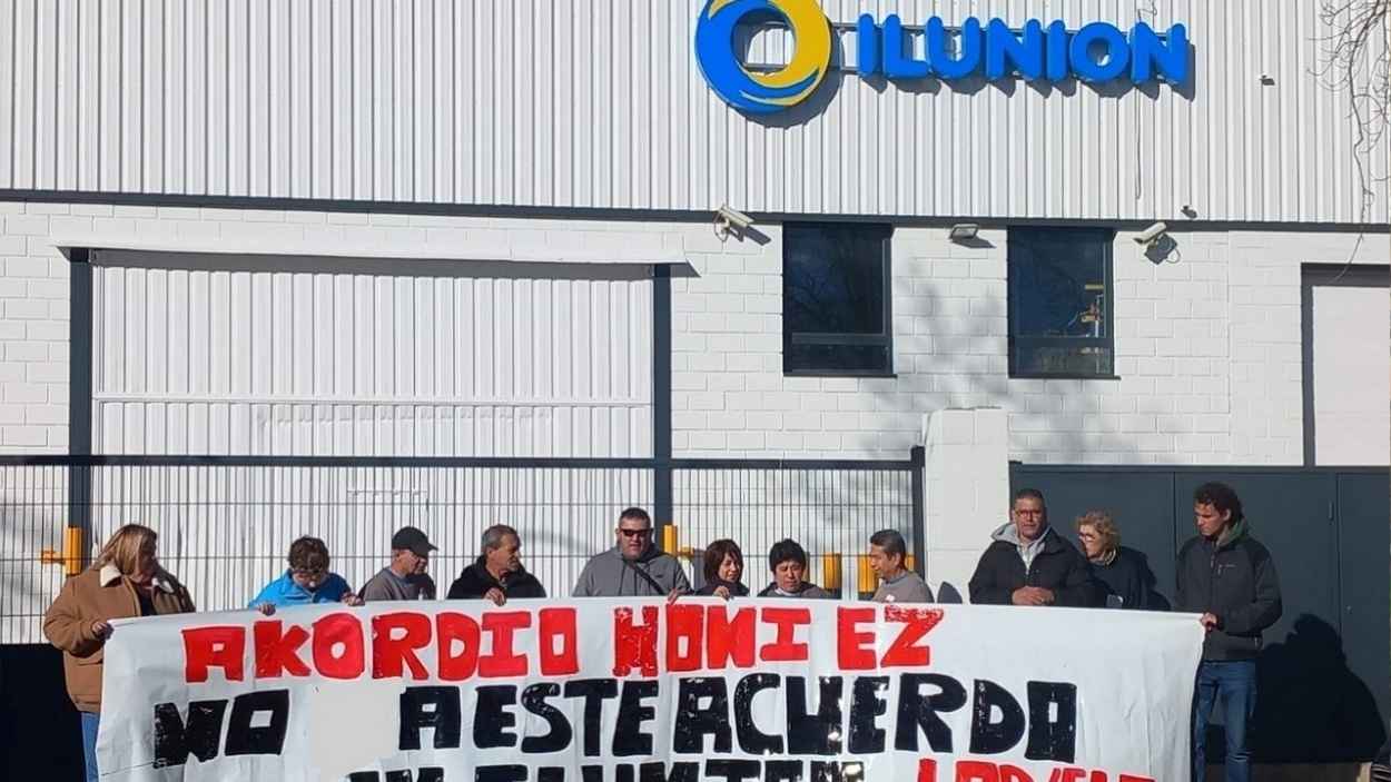 Trabajadores de Ilunion frente a las puertas de una sede de la empresa en Noain (Navarra). EP