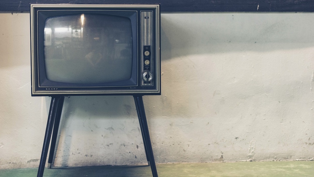 Imagen de recurso de una televisión antigua. Pixabay.