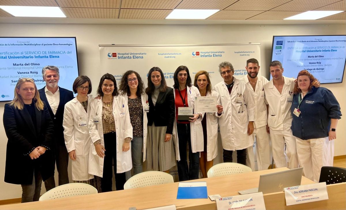 Directivos del Hospital Universitario Infanta Elena con con los miembros del servicio de Farmacia Oncológico y de Hematología. Foto del HUIE