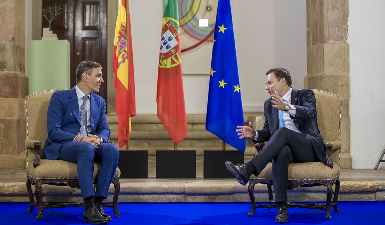 El presidente del Gobierno, Pedro Sánchez, junto al primer ministro portugués, Luis Montenegro. EP