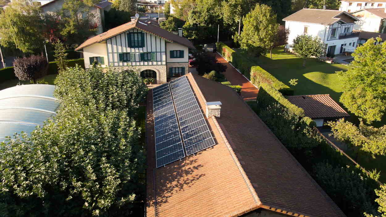 Placas solares en el tejado de una casa. EP