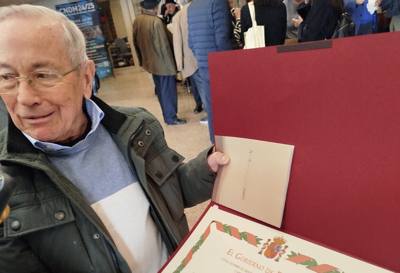 Luis Pérez Lara con su diploma de reconocimiento en el ‘Día de recuerdo y homenaje a todas las víctimas del golpe militar, de la Guerra y de la Dictadura’