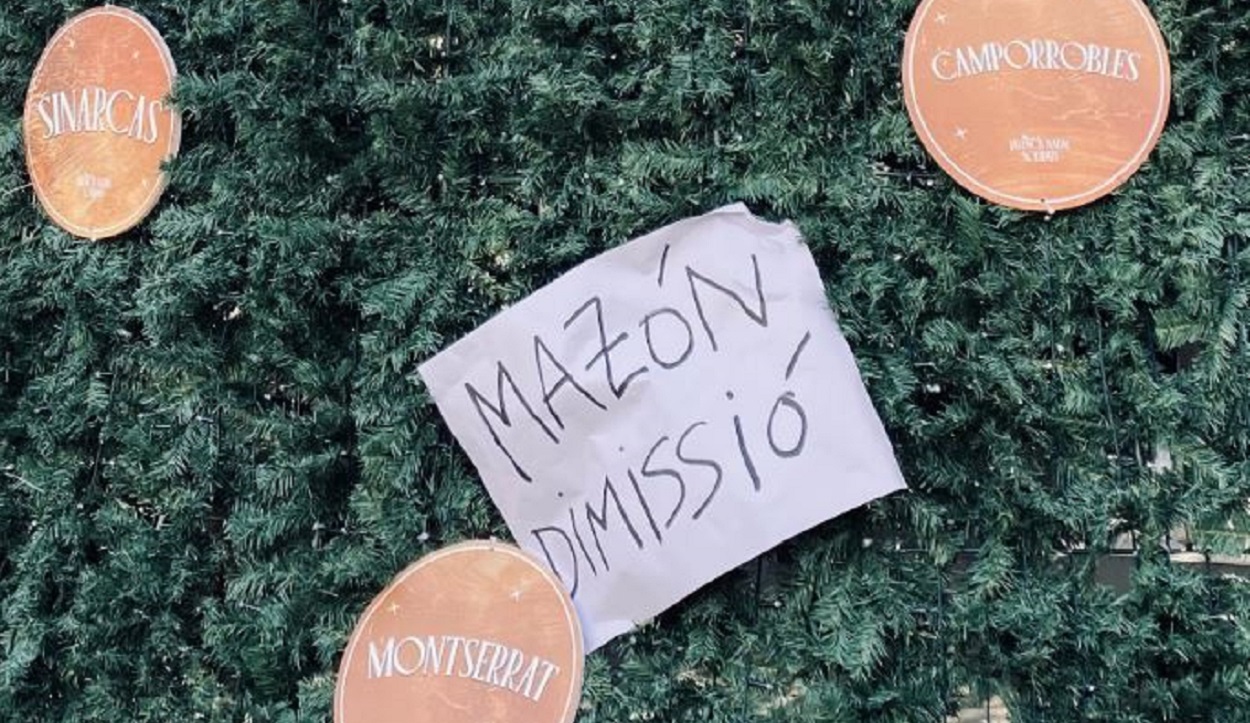 Carteles en el árbol de Navidad de Valencia. X