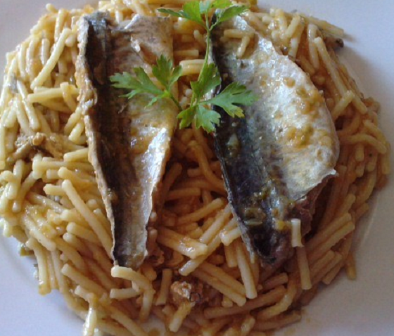 Fideos con caballa y ensalada de salmón marinado
