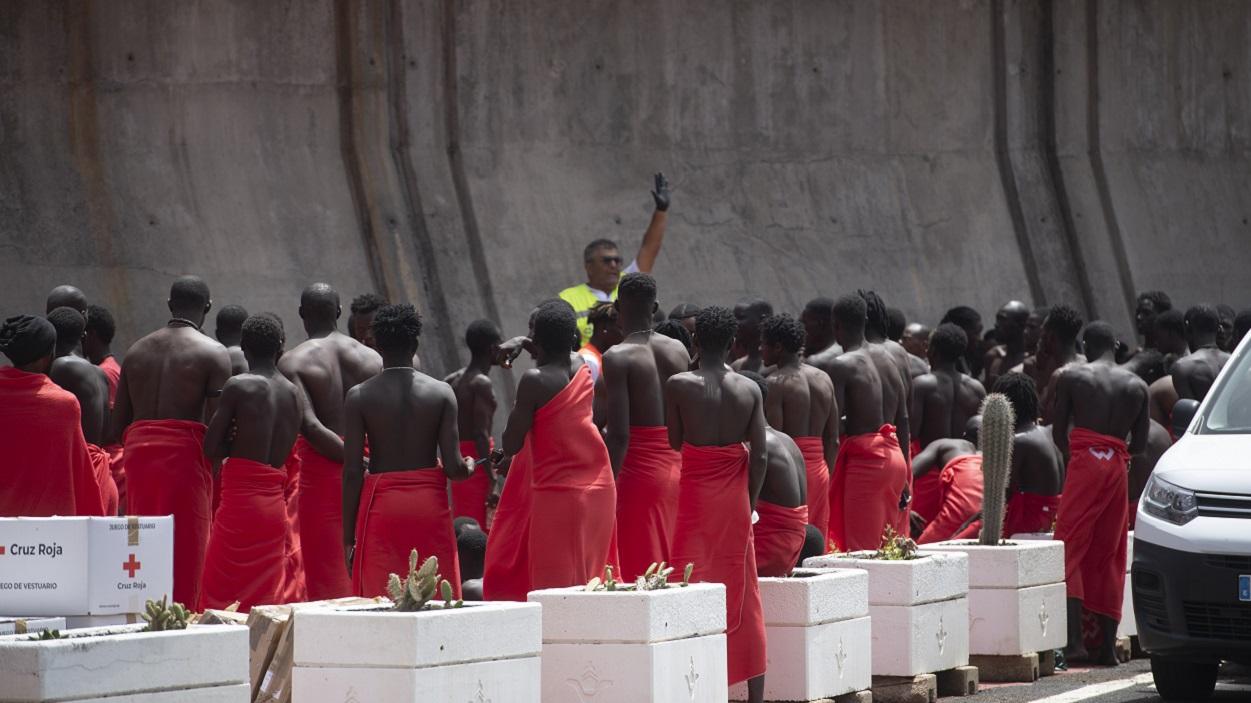 Migrantes procedentes de un nuevo cayuco desembarcan en el puerto de La Restinga, a 26 de agosto de 2024, en El Hierro, Canarias (España). EP.