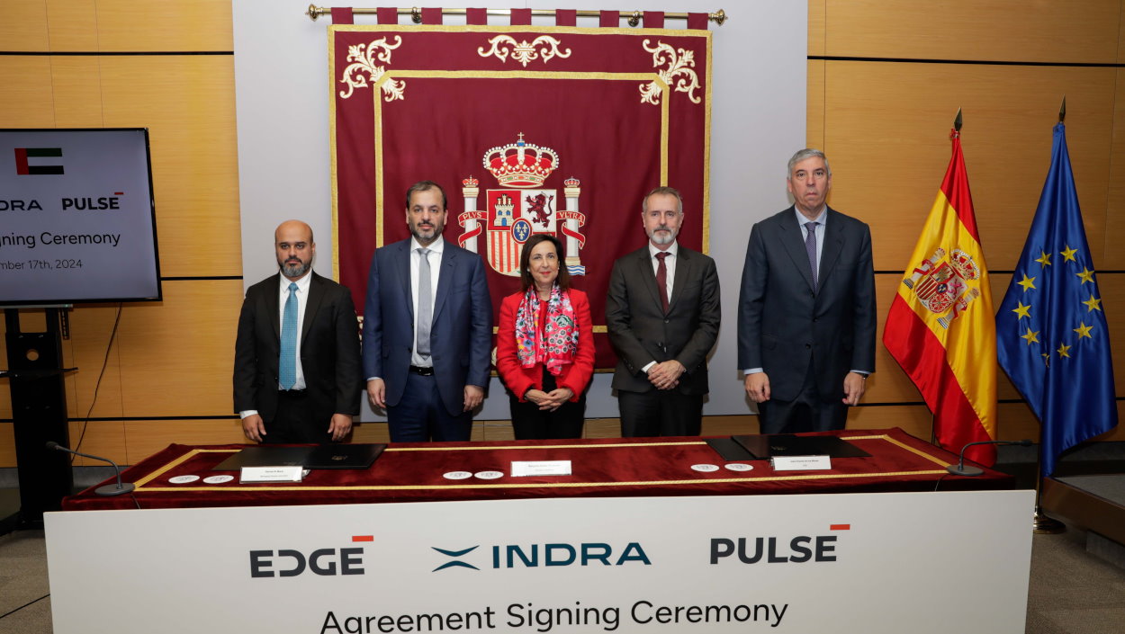 Foto de familia tras el acuerdo firmado entre Indra y EDGE