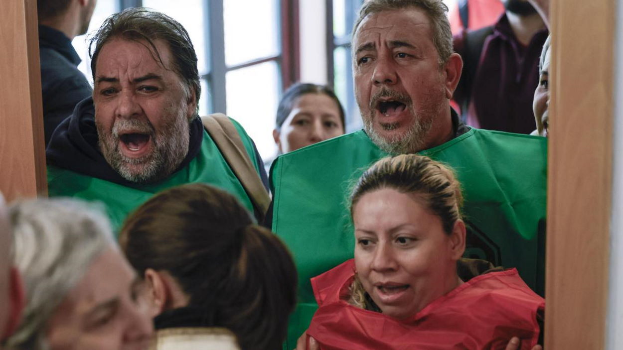 Mariano (izquierda), un vallecano enfermo, desahuciado por la aristocracia cercana a Franco del que ha sido su hogar 50 años. PAH Vallekas.