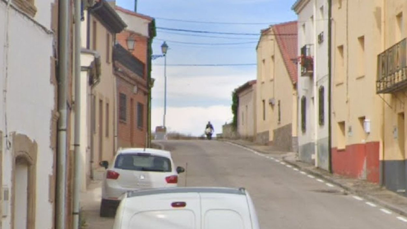 Otra de las imágenes del presunto asesino, con lo que parece una carretilla con el cadaver. Google Street View. Otra de las imágenes del presunto asesino, con lo que parece una carretilla con el cadaver. Google Street View.