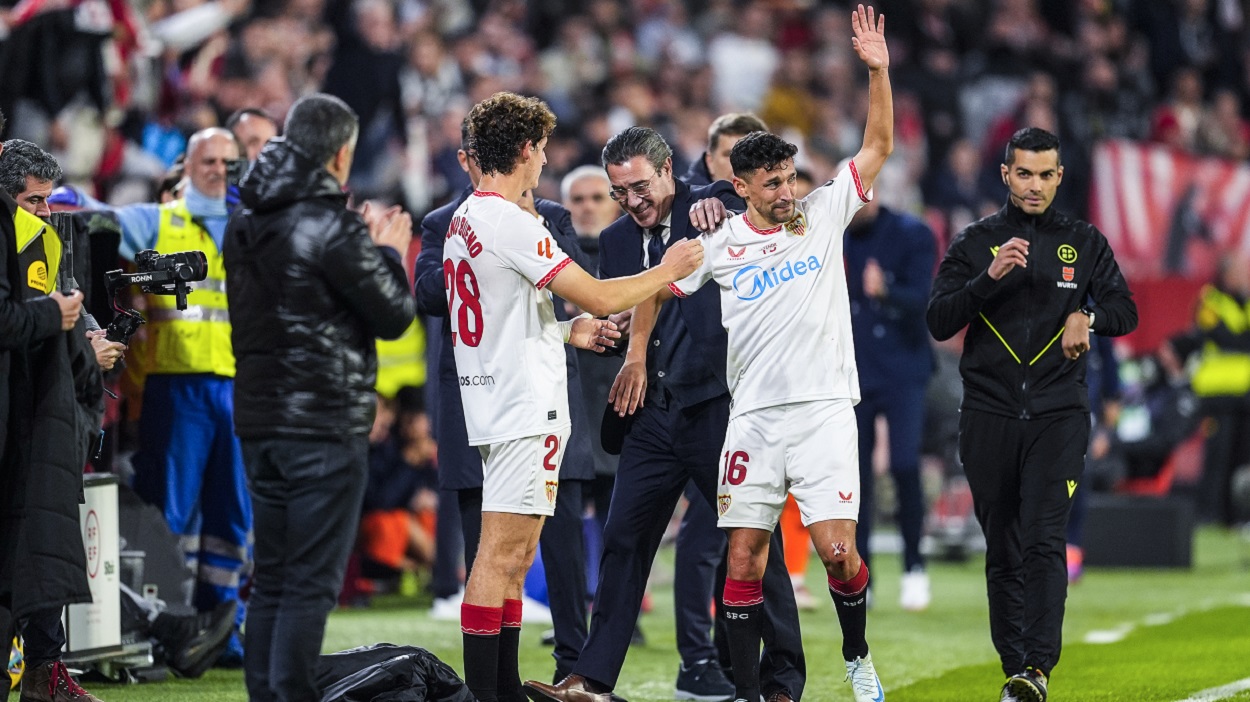 Jugadores y cuerpo técnico del Sevilla, entre ellos, Jesús Navas disputando su último encuentro como profesional. EP