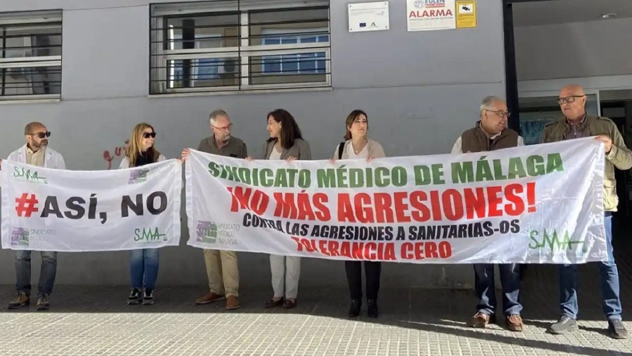 Siguen las agresiones a los sanitarios andaluces: insultan, persiguen y golpean a una médica en Estepona. EP.