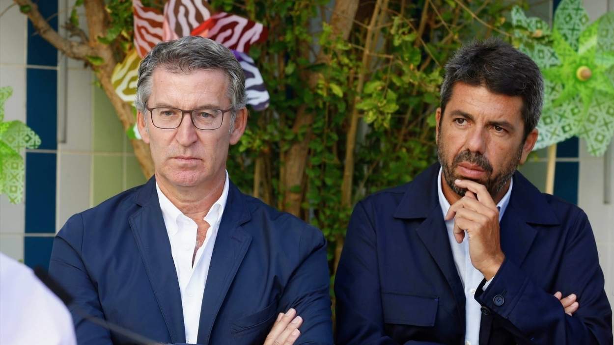 El presidente del Partido Popular, Alberto Núñez Feijóo, junto al presidente del PPCV, Carlos Mazón, durante su visita a una escuela infantil en Alicante