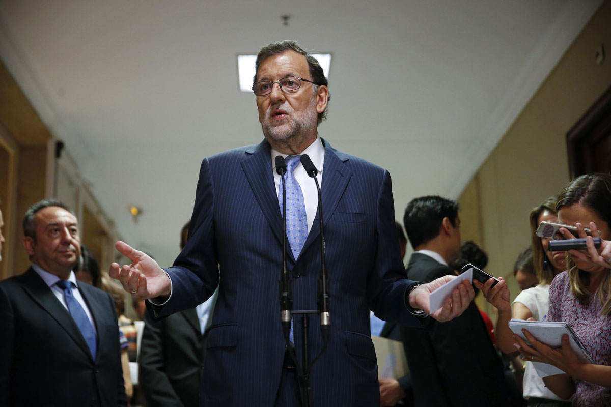 El presidente del Gobierno en funciones, Mariano Rajoy, hace declaraciones a los periodistas en el Congreso