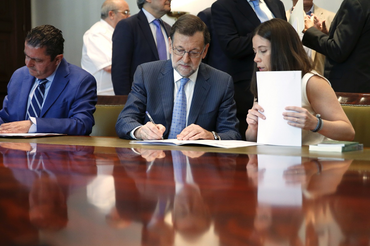 Mariano Rajoy firmando su acta de parlamentario en el Congreso de los Diputados