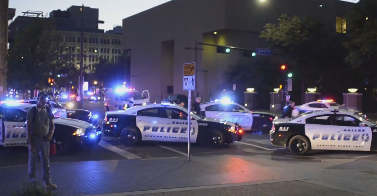 Despliegue policial en la ciudad de Dallas momentos después del ataque a los agentes