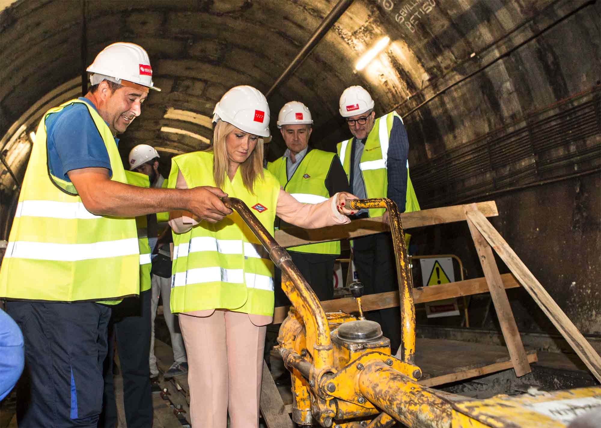 Cristina Cifuentes visita unas obras en el Metro de Madrid.