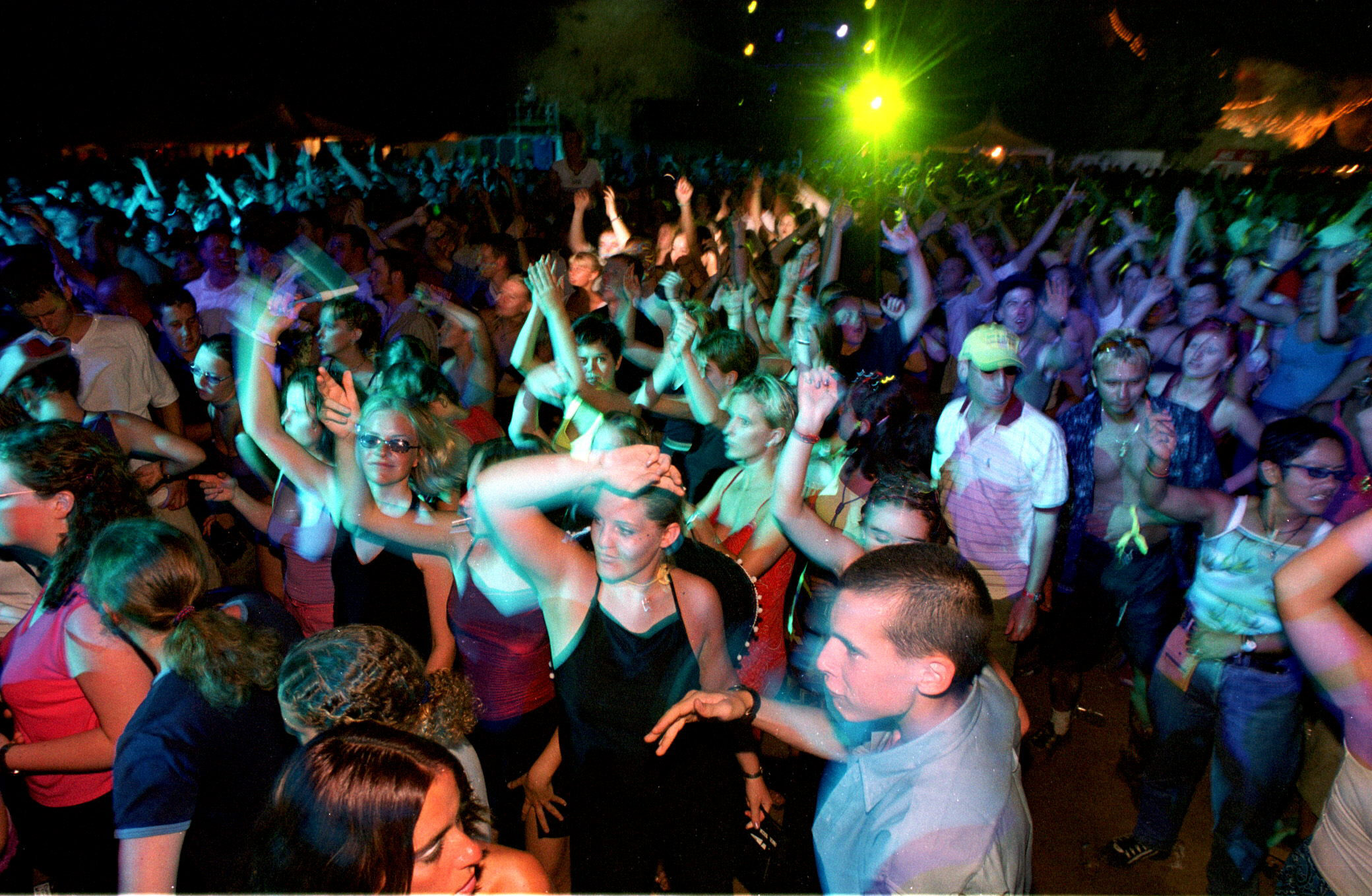 Gente baila en una discoteca. 
