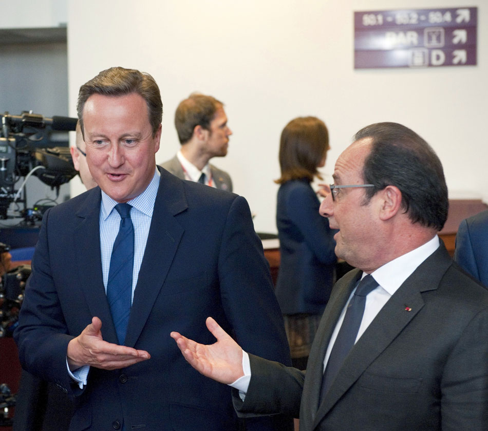 El primer ministro británico David Cameron (i) y el presidente francés François Hollande durante una reunión en Bruselas