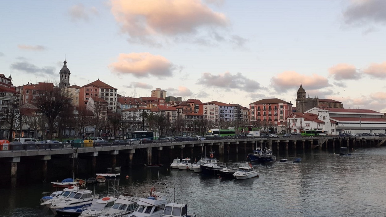 Cielos con restos de nubosidad sobre la costa vasca. EP
