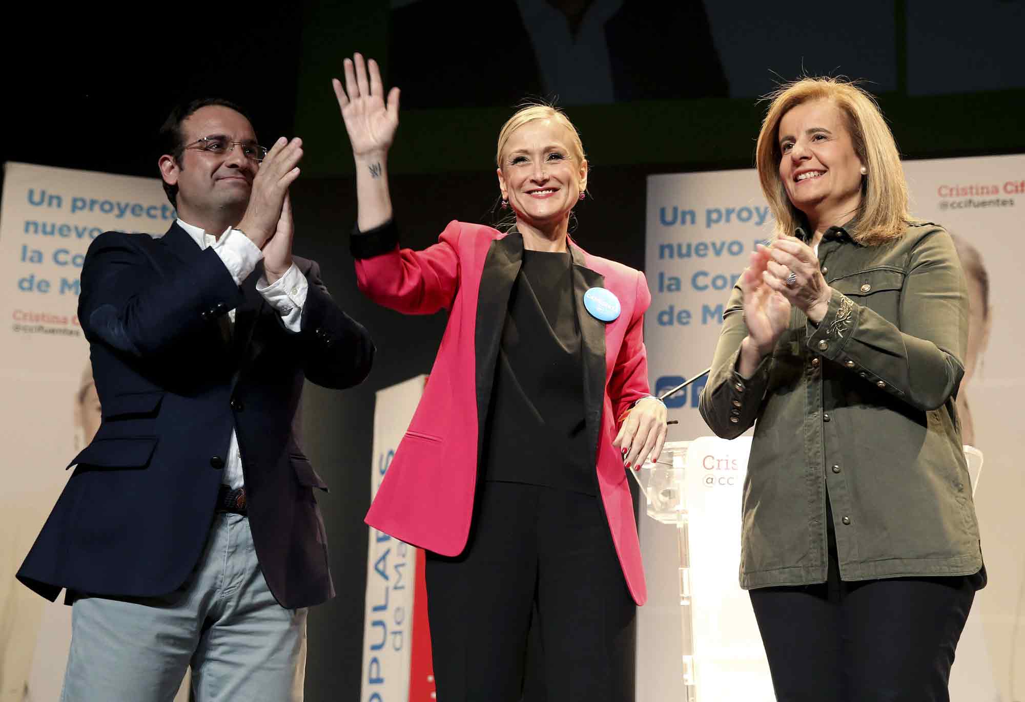Cristina Cifuentes (c), candidata a la presidencia de la Comunidad de Madrid, junto a la ministra de Empleo, Fátima Báñez (d), y Daniel Ortiz, diputado del PP en la Asamblea de Madrid (i).