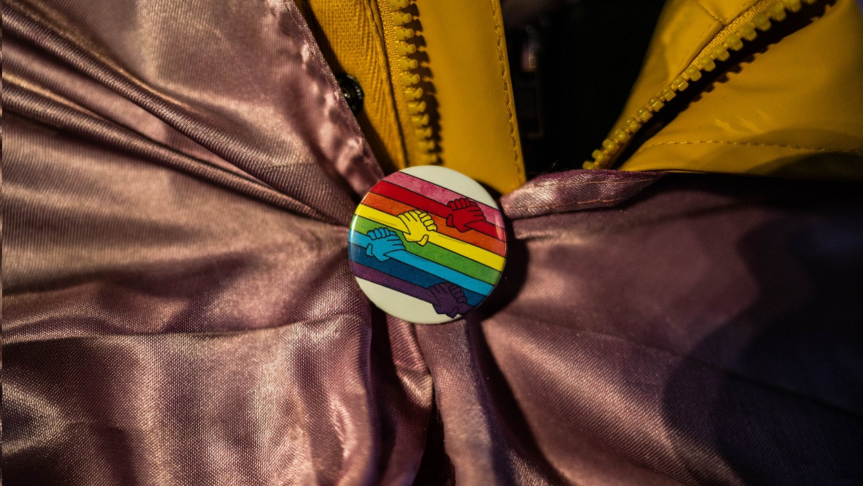 Un pin de la bandera del colectivo LGTBIQ+. EP