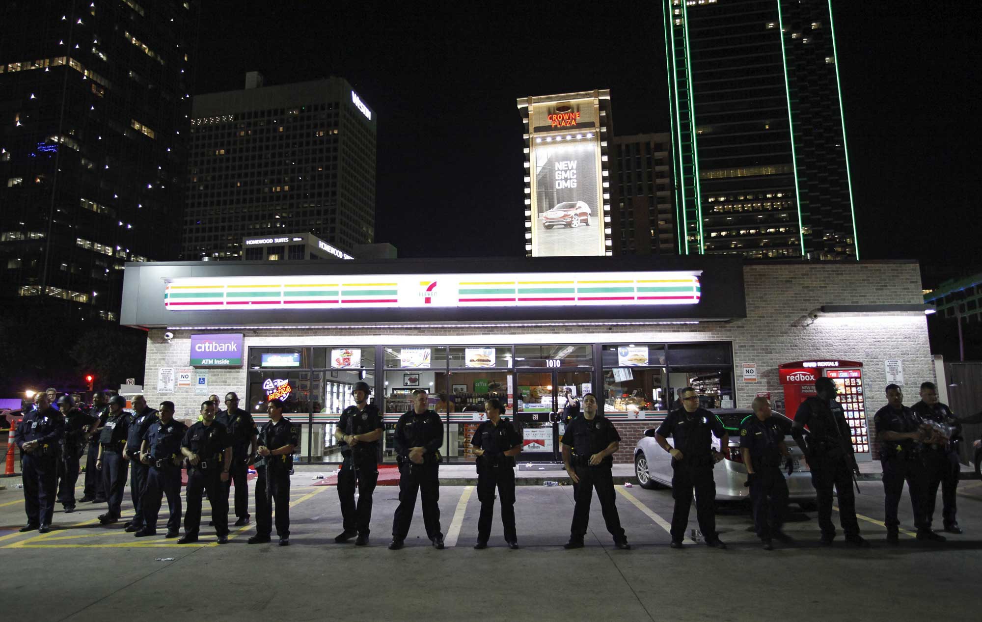 Agentes de la policía de Dallas permanecen en guardia durante una manifestación contra la violencia policial hacia los negros en EEUU.