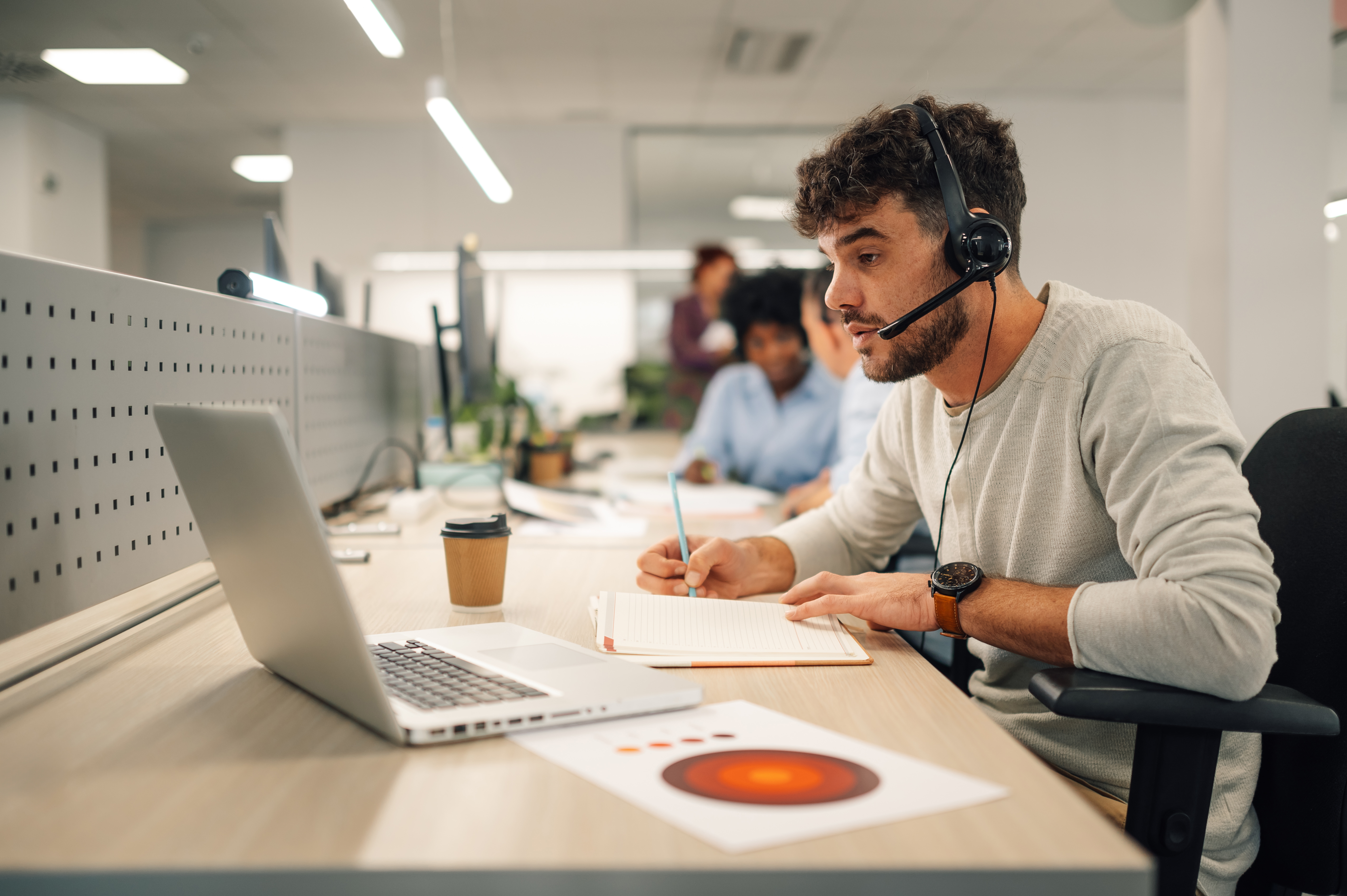 Asistente virtual atiende una llamada desde un 'Call Center'