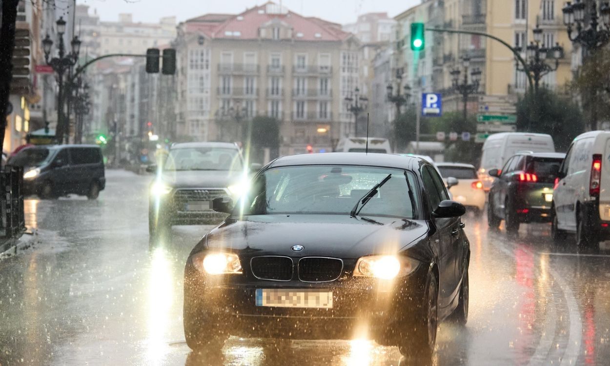 Varios coches circulan por una carretera mojada en Santander. EP