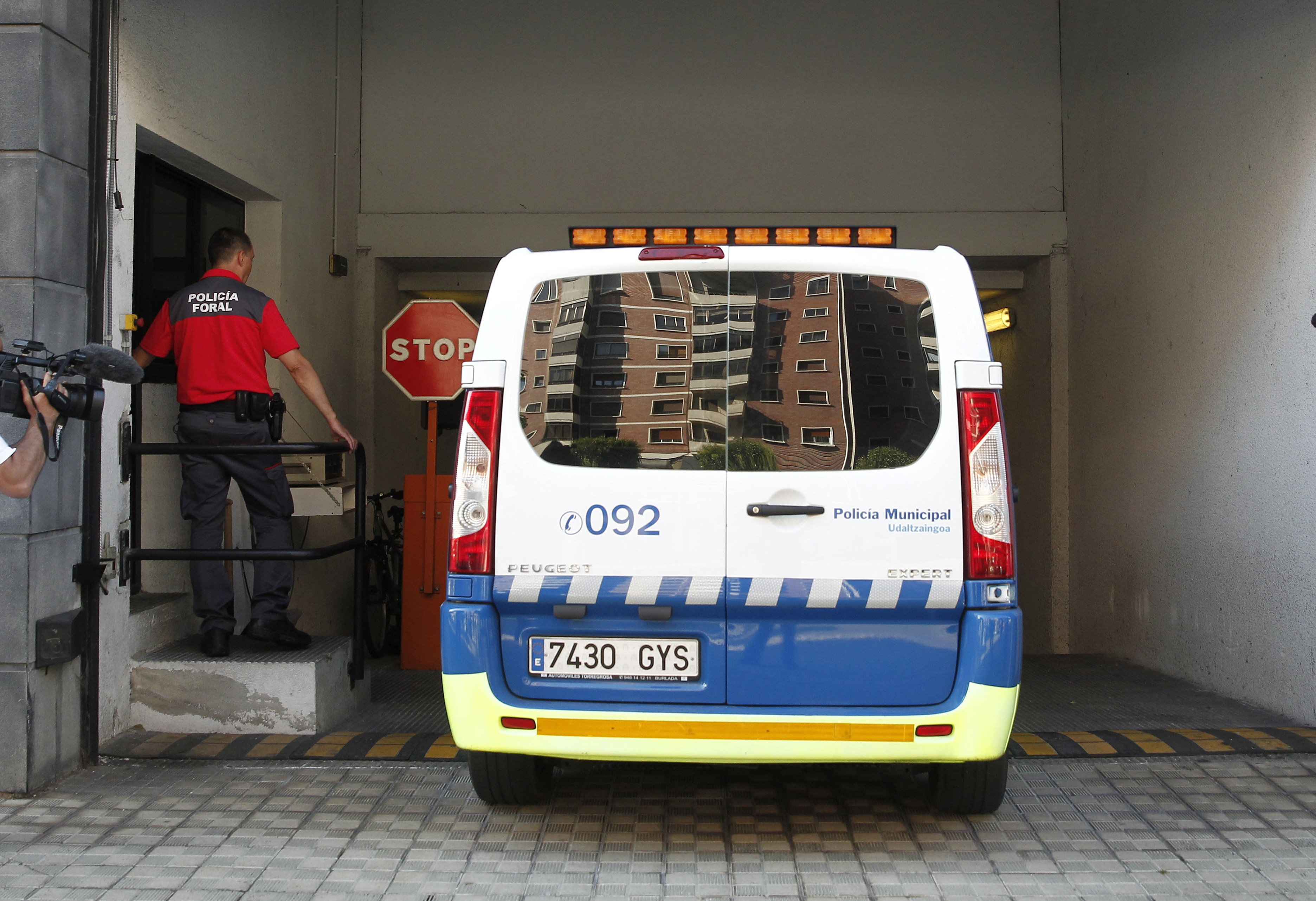 Un furgón de la Policía Municipal entra al Palacio de Justicia de Navarra con uno de los cinco hombres detenidos en Pamplona por su presunta vinculación con la agresión sexual a una joven. 