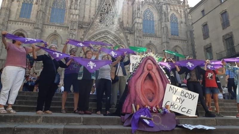 Protesta contra el enjuiciamiento de las activistas del 'Coño insumiso' de Sevilla ante la Catedral de Barcelona. EPArchivo