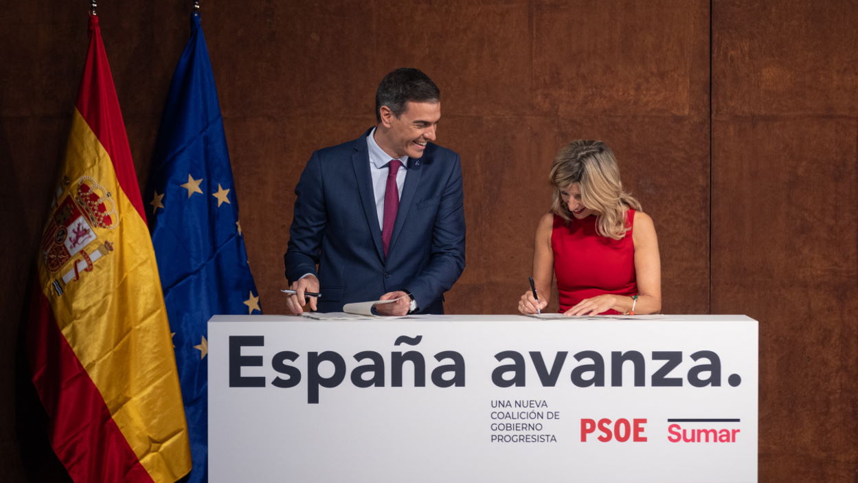 El presidente del Gobierno, Pedro Sánchez, y la vicepresidenta segunda y ministra de Trabajo, Yolanda Díaz, en el momento de la firma del Acuerdo de Gobierno. EP.